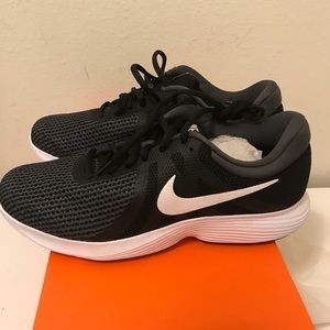 Nike Revolution 4 men’s sneakers size 9.5, NEW